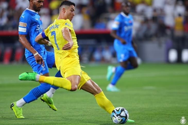 قطار الزعيم يدهس رونالدو.. الهلال يحسم الديربي أمام النصر ويتأهل لنهائي السوبر السعودي (فيديو)